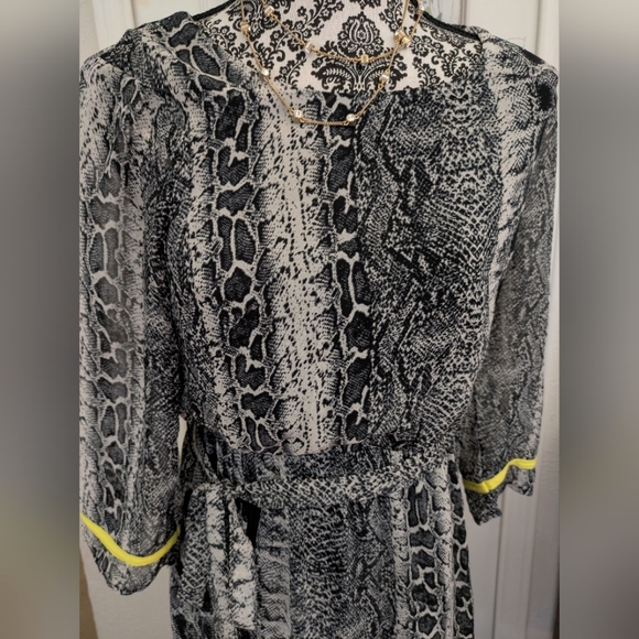 Snake print mini, super cute  dress with neon - Picture 6 of 12
